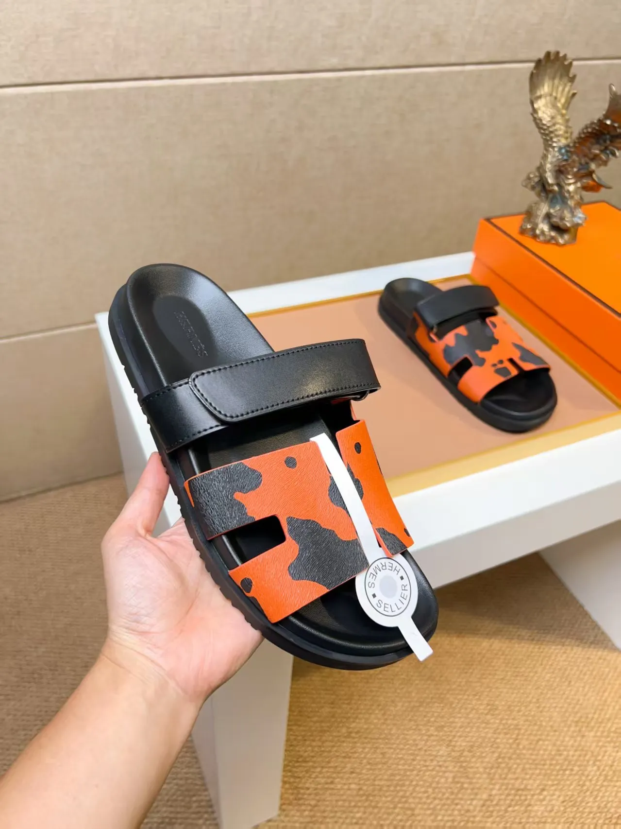 Men's clothing and shoes 💰340 💅💅💅 new arrival. Hermes Hermes official website latest counter synchronized new oran color leather H slippers, the original Paris version flew back to the original model and opened the mold to make it perfectly🍌The highest quality Sincerity, you can enter and leave the counter at will [Deyi] The upper is made of original customized  colored palm prints, crocodile print, ostrich print, colored cow leather, colored cow suede, 🤔 horse hair, 🥳 colored diamonds, 🥰 3D printing, and other genuine leather slippers, imported cow pattern foot pad lining, Italian  latest original genuine leather combination outsole Code number: 38-48 (customized at 46.47.48) Can be made into picture combination sole with genuine leather pattern and ordinary molded outsole